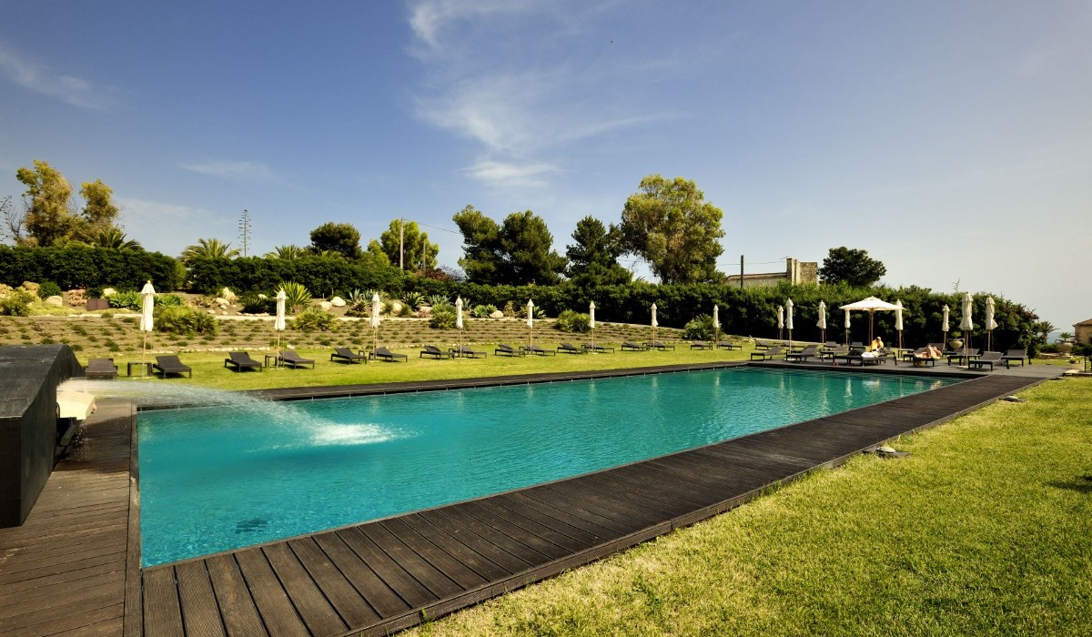 Falconara Resort - Piscina esterna attrezzata con sdraio ed ombrelloni