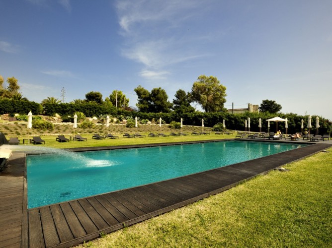 Falconara Resort - Piscina esterna attrezzata con sdraio ed ombrelloni