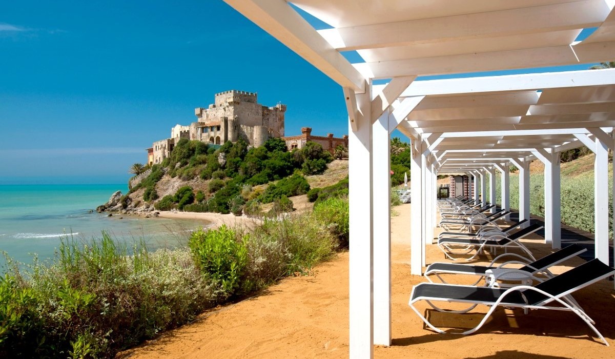 Falconara Resort - Area solarium esterna vista mare e vista sul Castello di Falconara