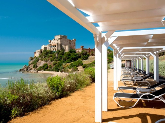 Falconara Resort - Area solarium esterna vista mare e vista sul Castello di Falconara