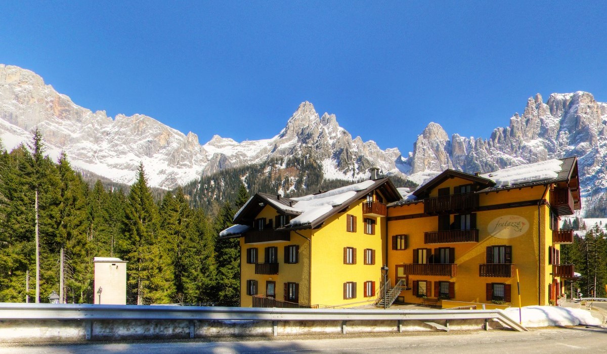 Hotel Fratazza - Veduta esterna dell'Hotel con Dolomiti innevate sullo sfondo