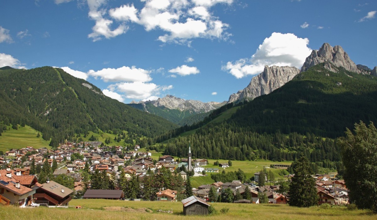 Hotel Monzoni - Straordinario scenario di Pozza di Fassa in una bella giornata di sole