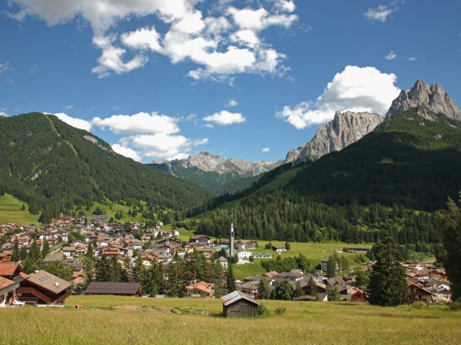 Hotel Monzoni - Straordinario scenario di Pozza di Fassa in una bella giornata di sole