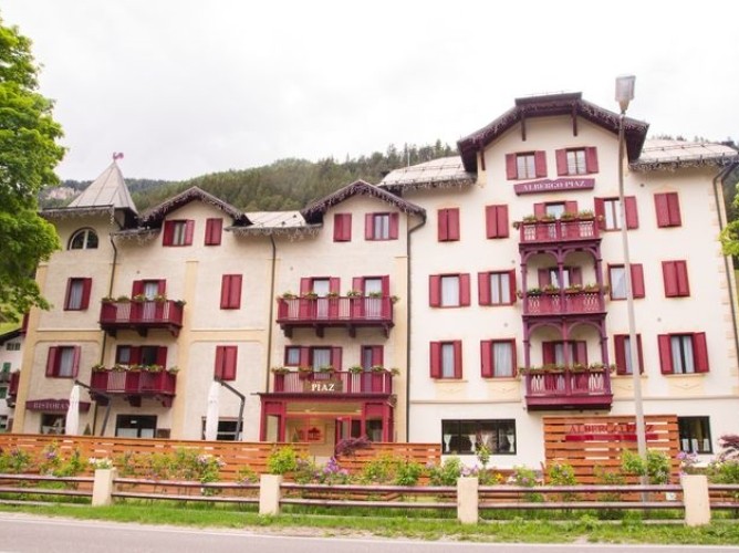 Hotel Piaz - Facciata dell'hotel in stile tipico della Val di Fassa in Trentino Alto Adige