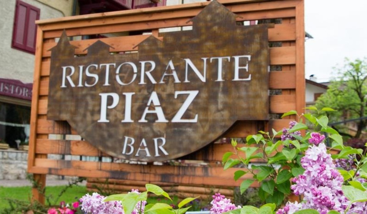 Hotel Piaz - Insegna all'ingresso del ristorante e del bar
