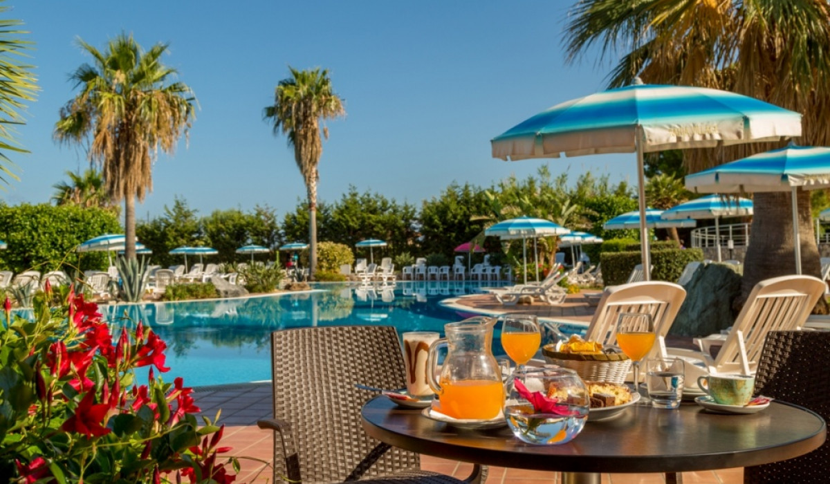 Villaggio Hotel Club Bahja - Offerte Villaggio Club Bahja a Paola Cosenza colazione bordo piscina