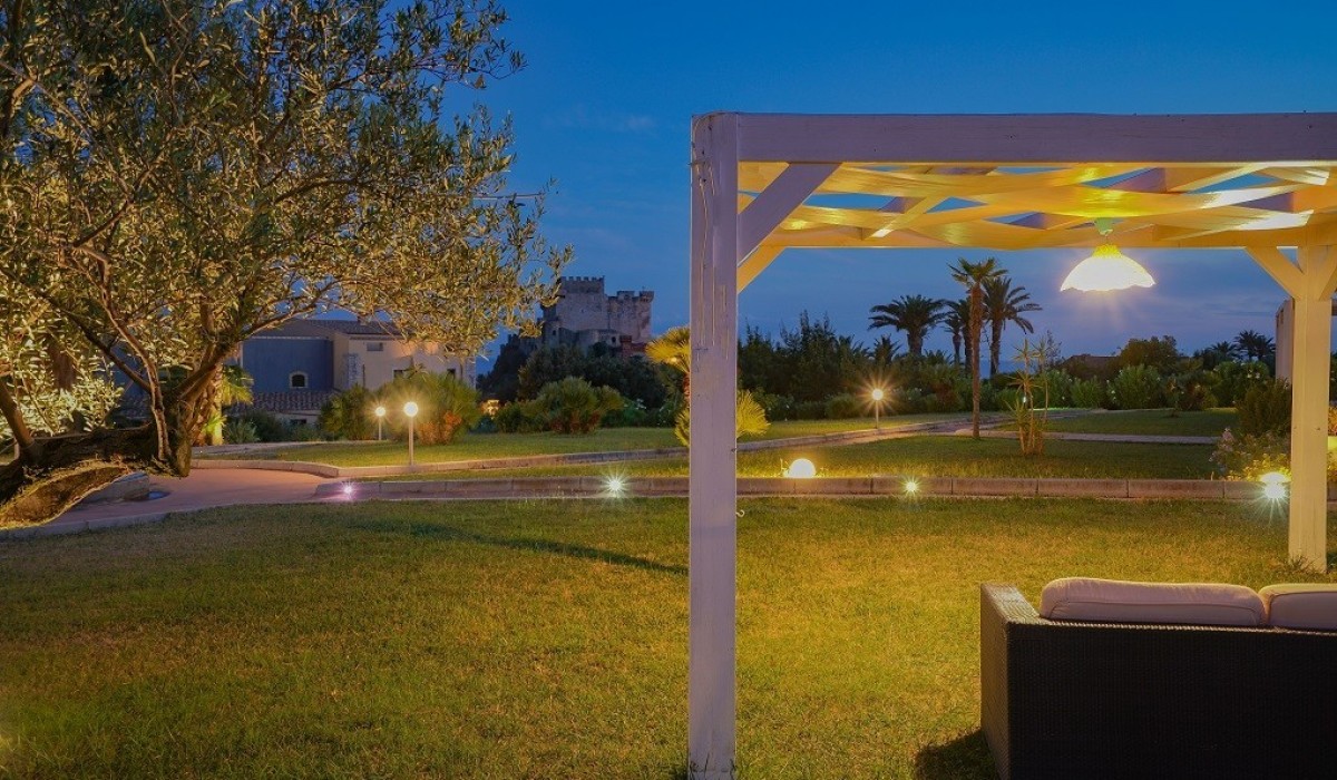Falconara Resort - Giardino del Resort di sera