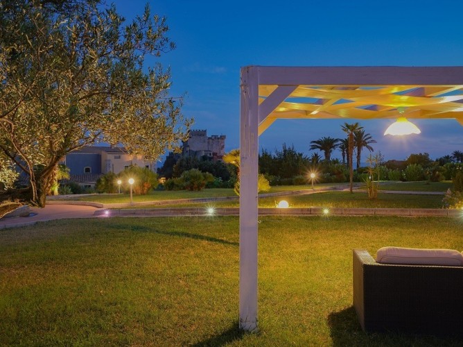 Falconara Resort - Giardino del Resort di sera