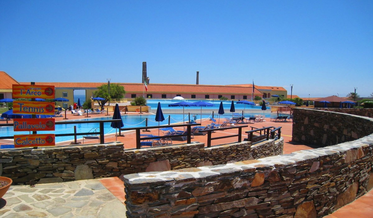Club Esse Le Tonnare - Villaggio Le Tonnare Stintino dettaglio viali piscine