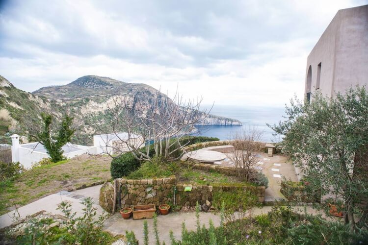 Panorama via terra della costa della Sgarrupata ad Ischia