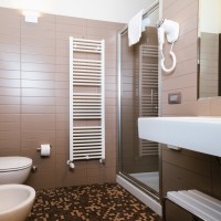Lake Hotel La Pieve bagno camera matrimoniale standard