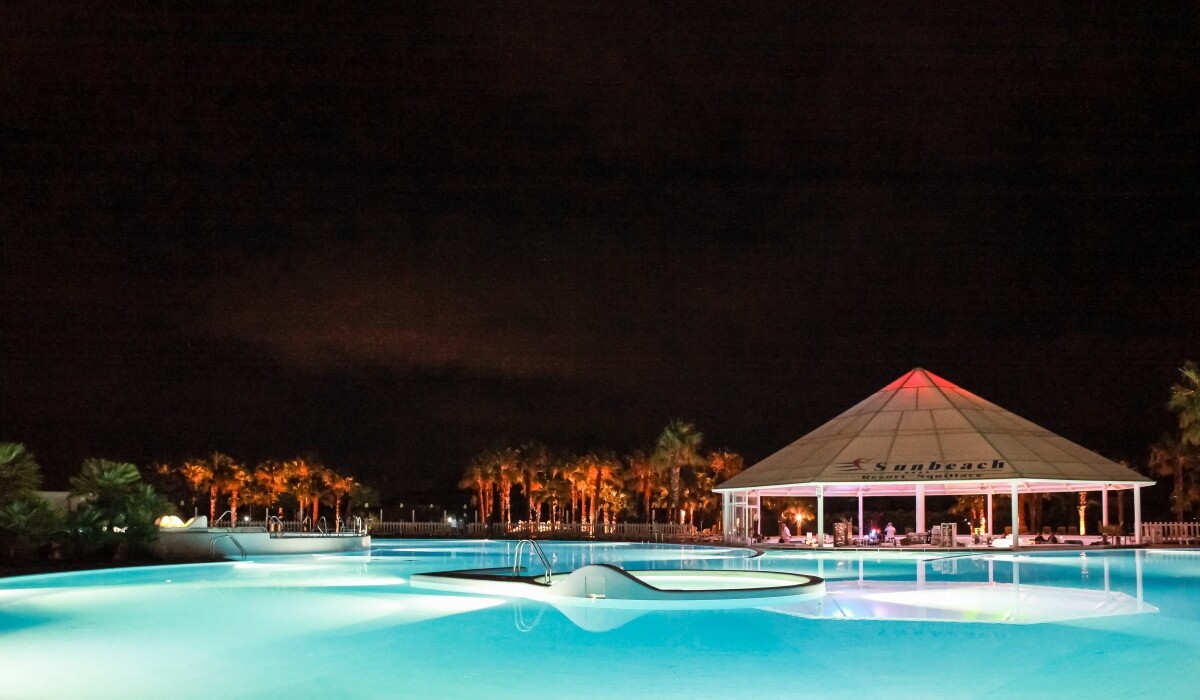 Club Esse Sunbeach - Club Esse piscina cassiodoro by night 2