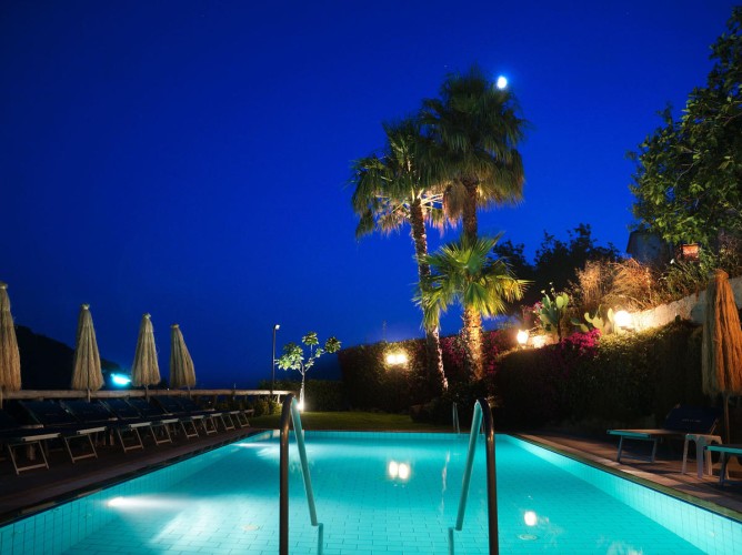 Hotel La Luna - Hotel La Luna dettagli notturni piscina