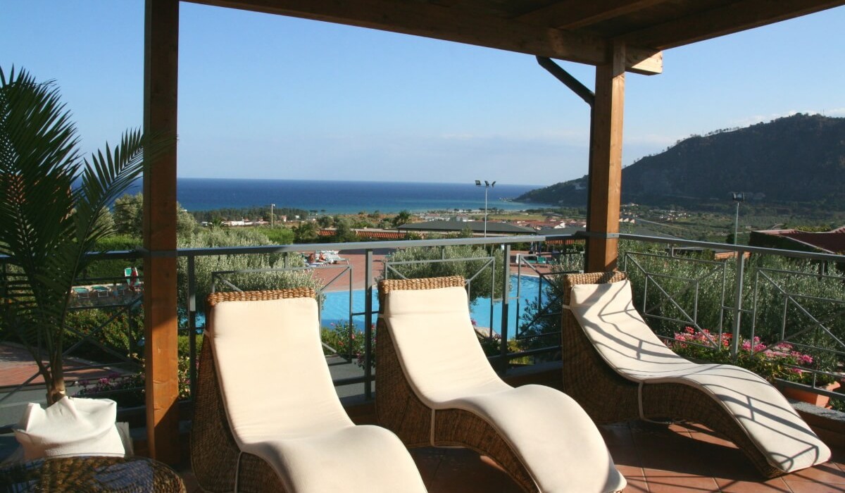 Villaggio Porto Rhoca - Patio attrezzato di alcune camere