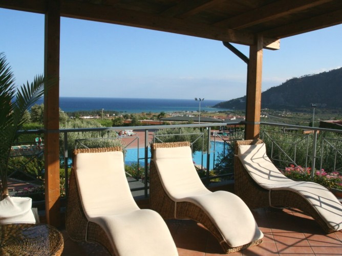 Villaggio Porto Rhoca - Patio attrezzato di alcune camere
