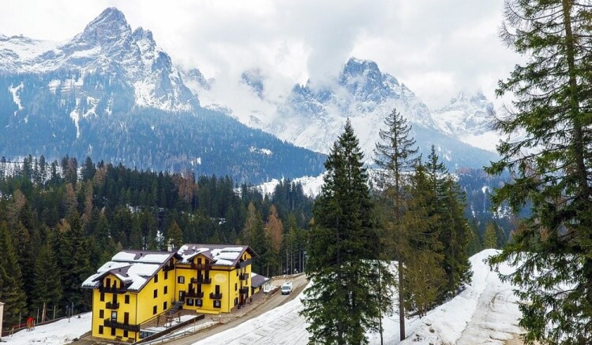 Hotel Fratazza - Panoramica esterna dell'hotel con paesaggio innevato