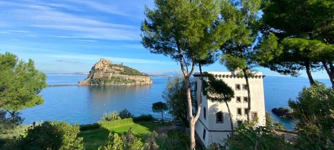 Castello Aragonese e Torre Guevara a Ischia a maggio