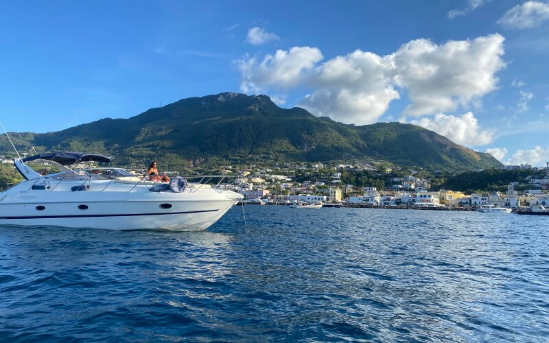 Tour of the island of Ischia by boat