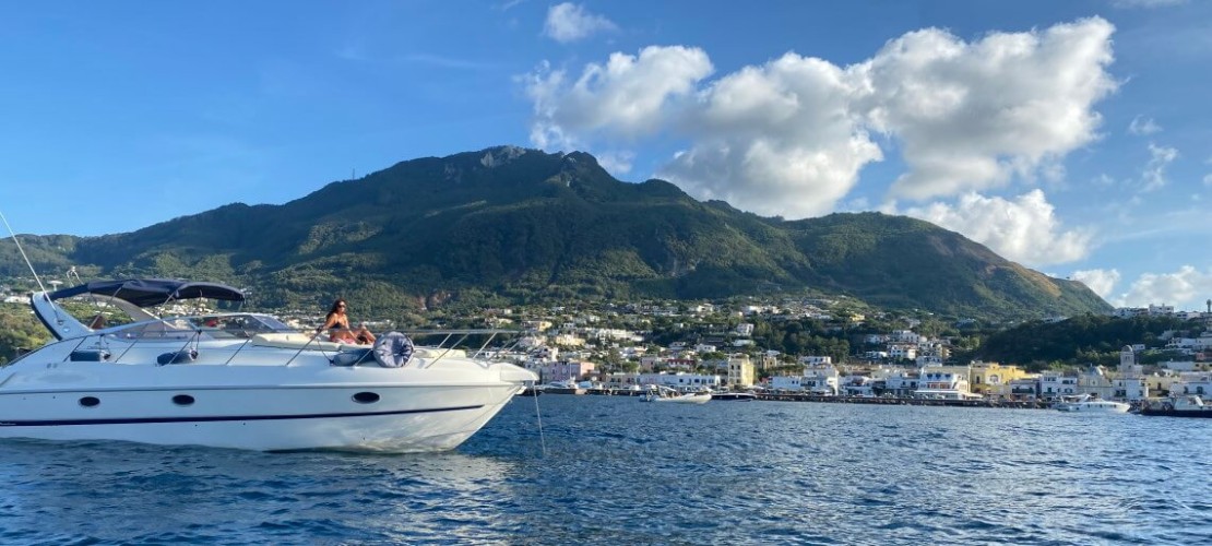 Giro dell'isola in barca a Ischia a luglio