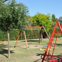 Altalene e giostre del parco giochi
