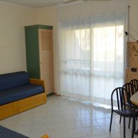 Area living con 2 divani letto con ampia veranda attrezzata con tavolino e sedie