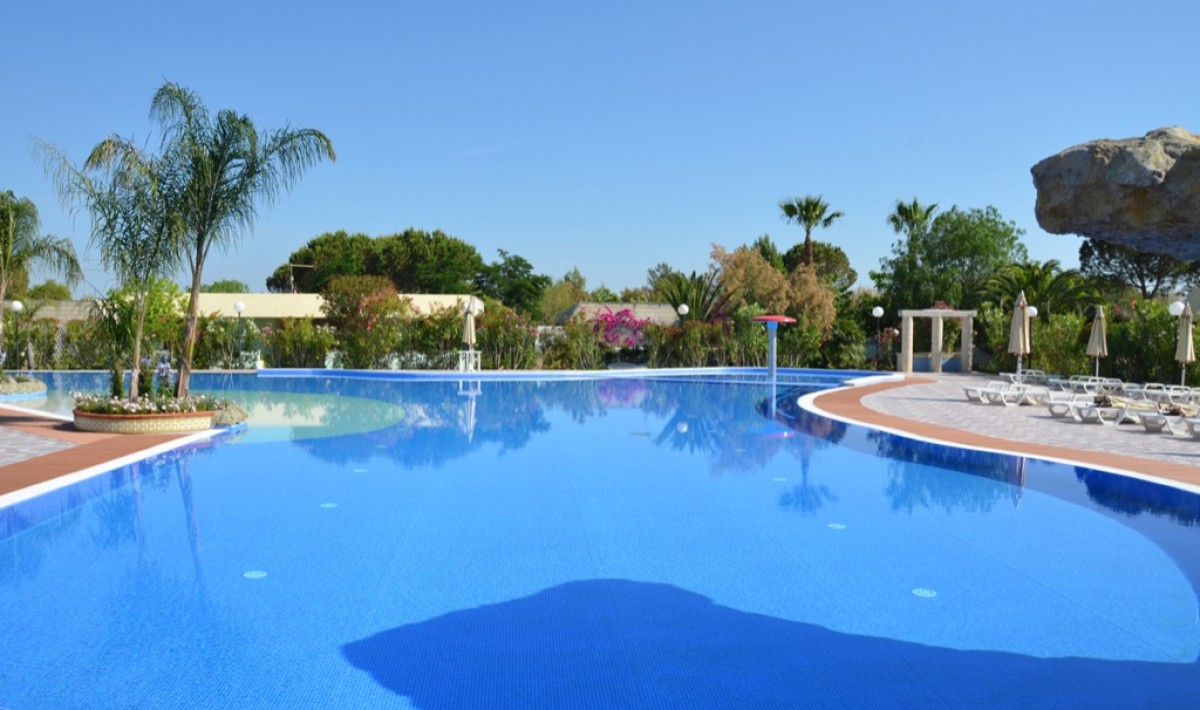 Residence Alessidamo Club - Ampia piscina di 600 mq con idromassaggi e cascate cervicali
