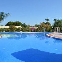 Ampia piscina di 600 mq con idromassaggi e cascate cervicali