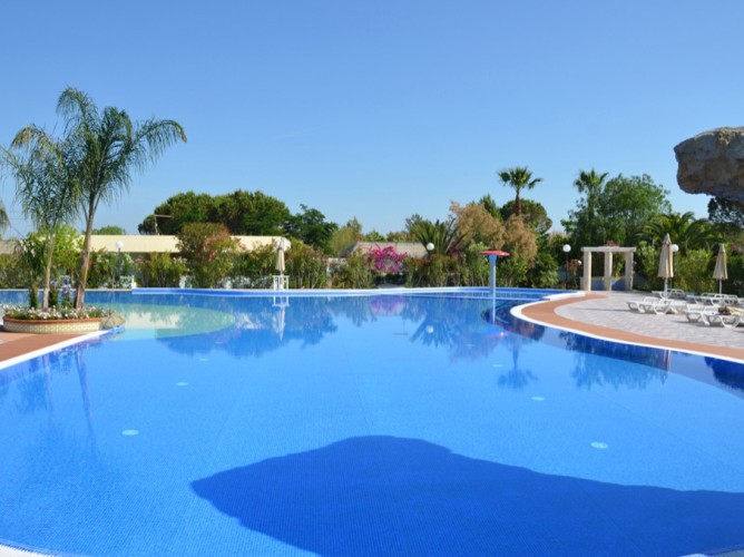 Residence Alessidamo Club - Ampia piscina di 600 mq con idromassaggi e cascate cervicali