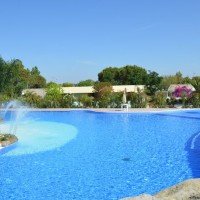 Ampia piscina con cascate