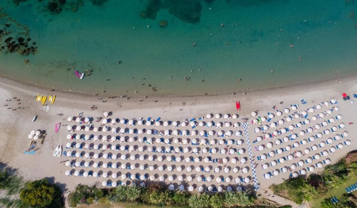 MClub Lipari - Spiaggia privata attrezzata con ombrelloni e lettini