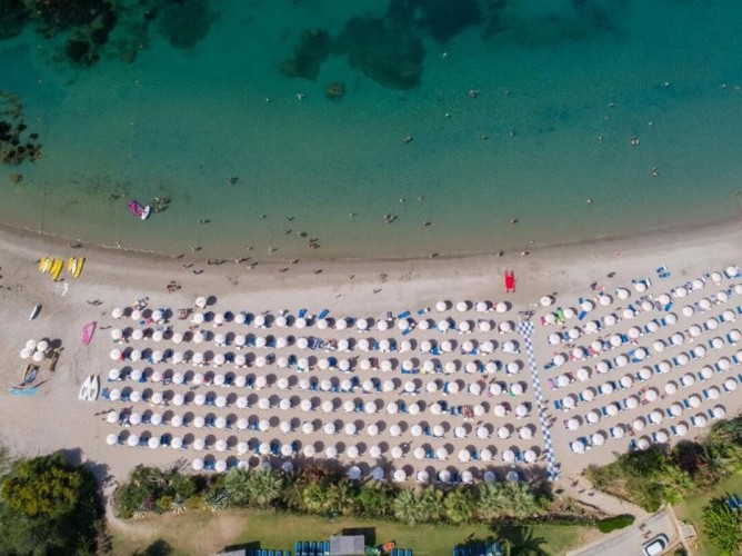 MClub Lipari - Spiaggia privata attrezzata con ombrelloni e lettini
