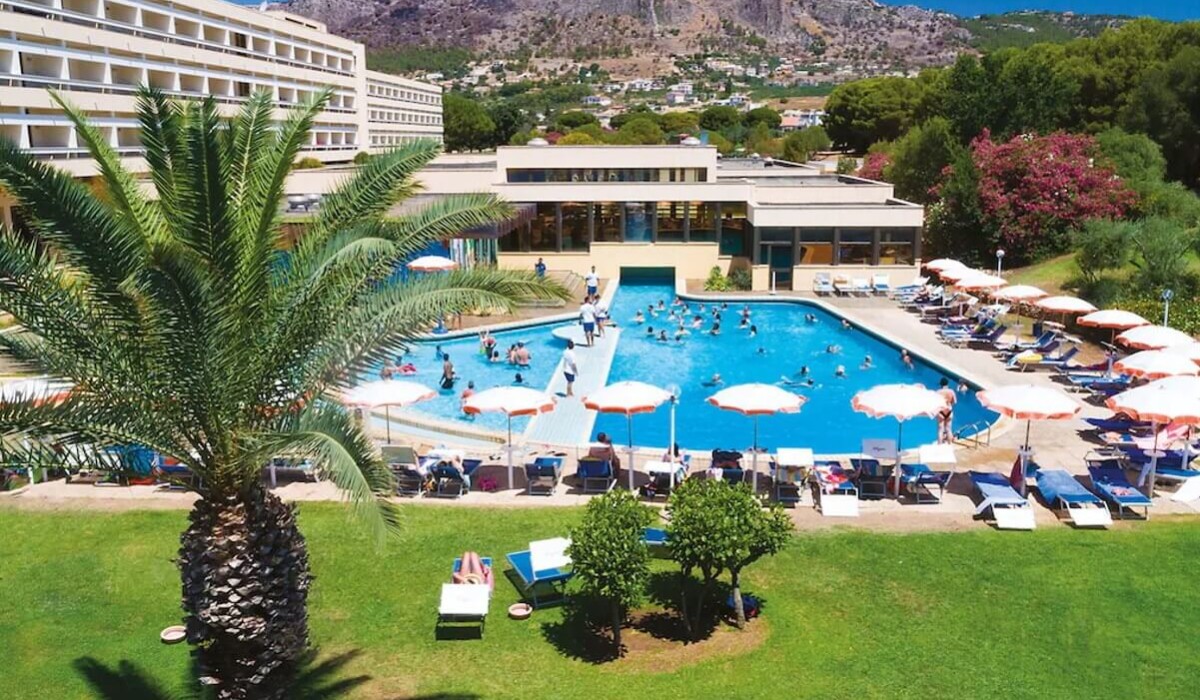 MClub Lipari - Piscina esterna attrezzata circondata dal verde