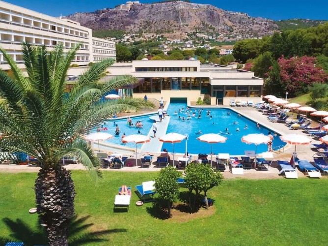 MClub Lipari - Piscina esterna attrezzata circondata dal verde