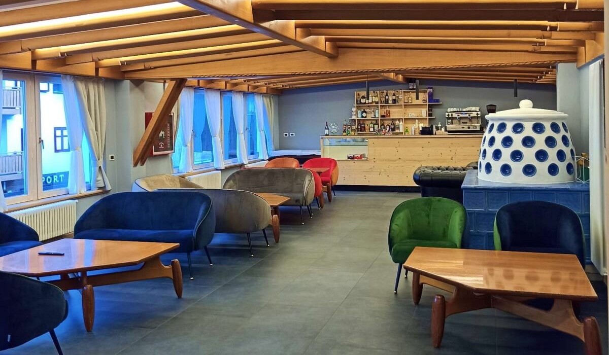 Hotel Monzoni - Bar della struttura dall'atmosfera accogliente e contemporanea