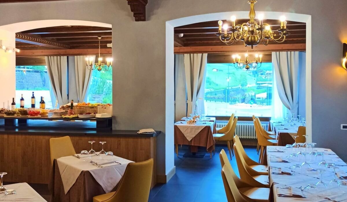 Hotel Monzoni - Luminoso e panoramico ristorante della struttura
