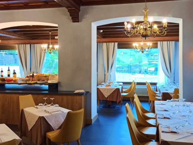 Hotel Monzoni - Luminoso e panoramico ristorante della struttura