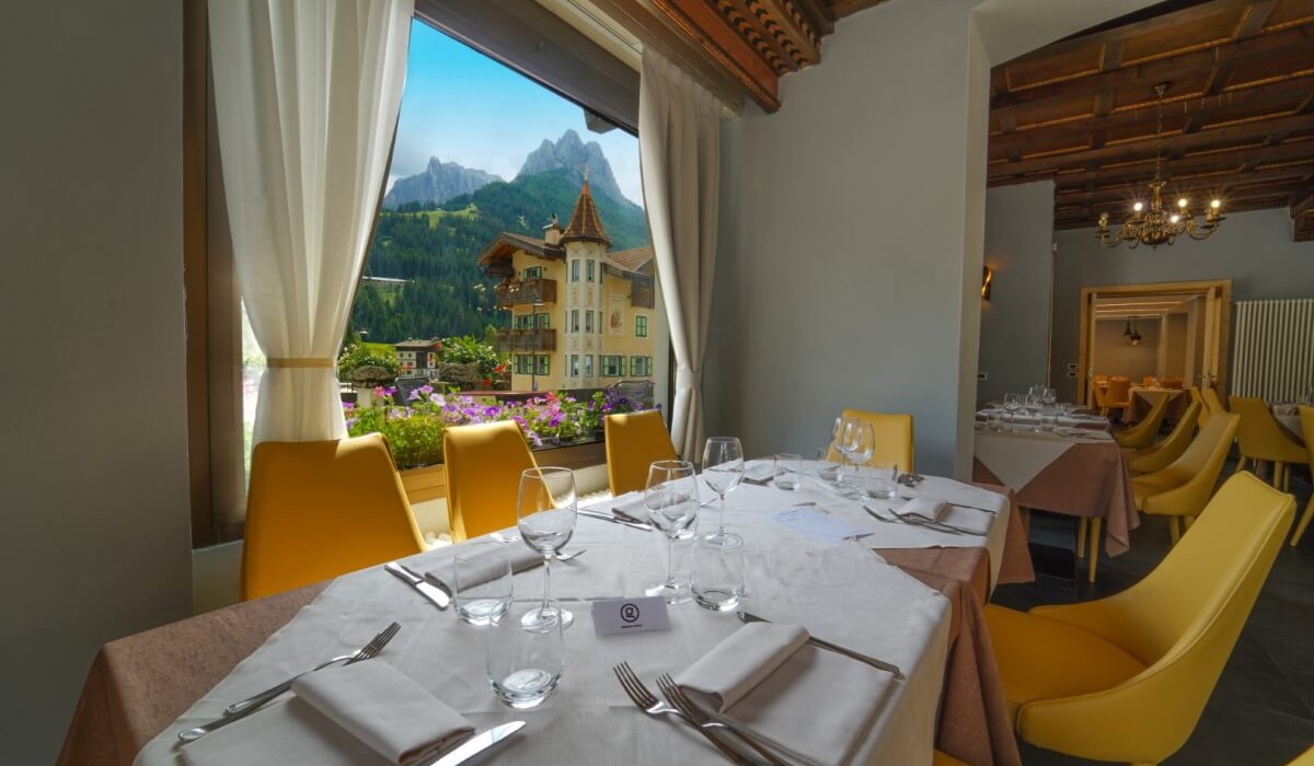 Hotel Monzoni - Sbalorditiva vista del paese e delle Dolomiti dal ristorante dell'albergo
