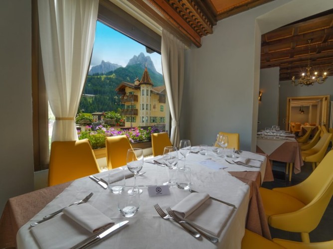 Hotel Monzoni - Sbalorditiva vista del paese e delle Dolomiti dal ristorante dell'albergo