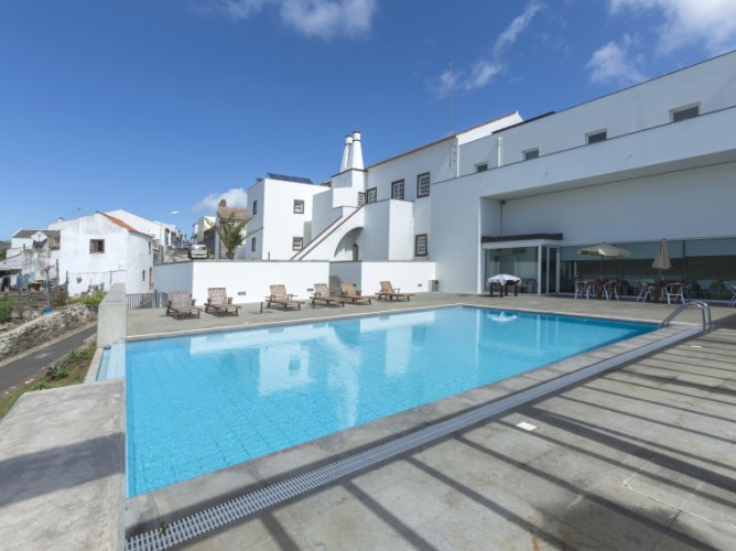 Azores Youth Hostels - Solarium attrezzato bordo piscina 