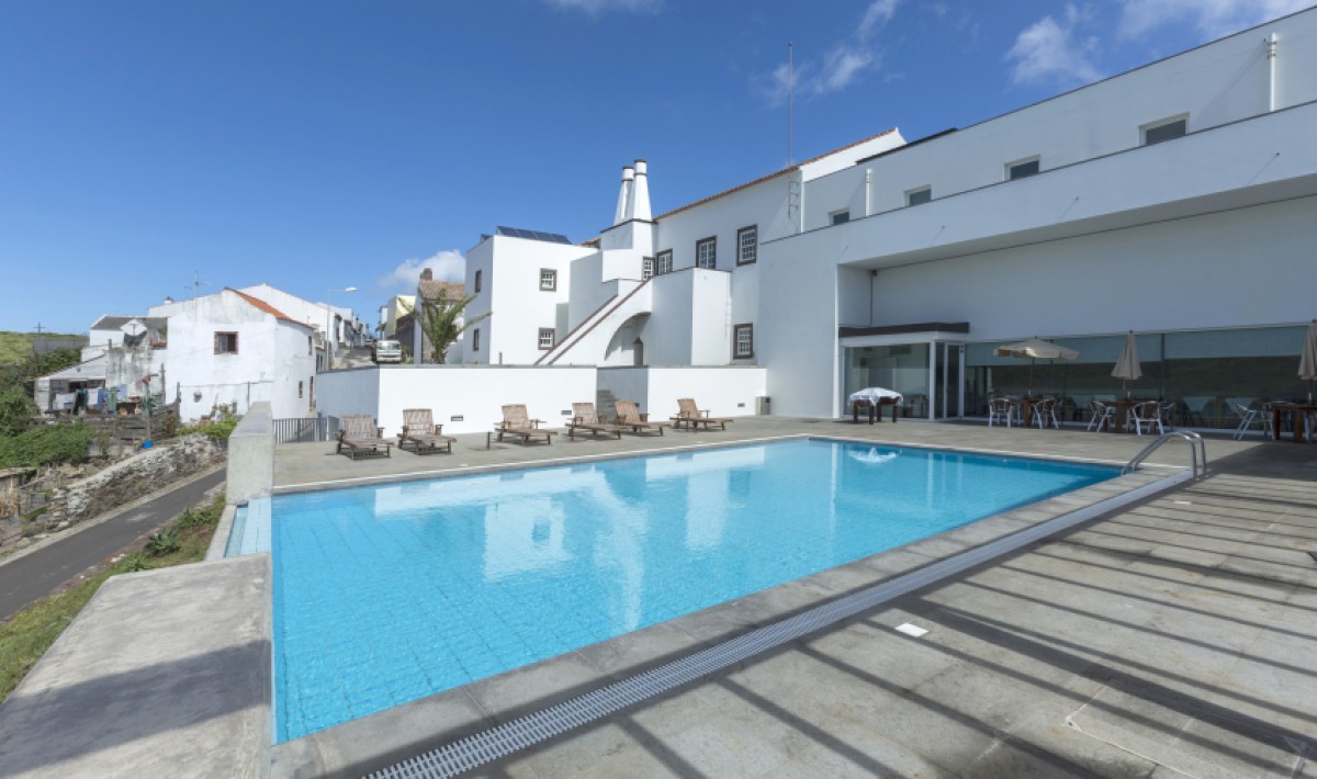 Azores Youth Hostels - Solarium attrezzato bordo piscina 