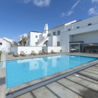 Solarium attrezzato bordo piscina 
