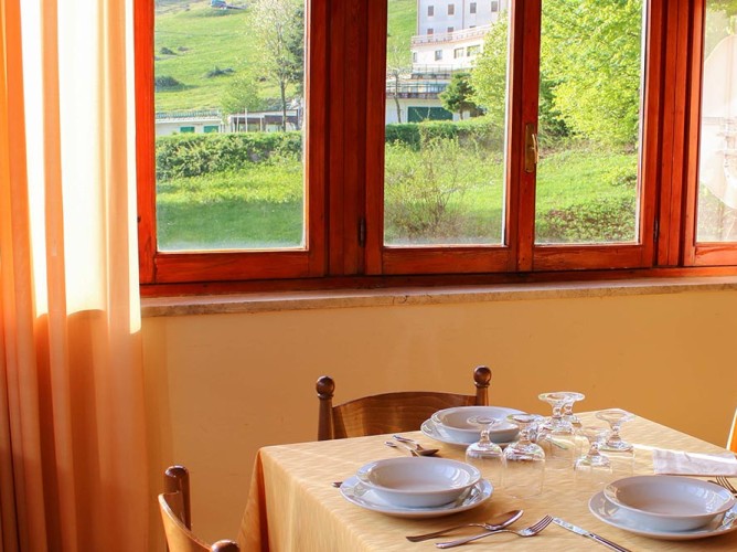 Apulia Hotel Europa Gran Sasso - Dettagli tavolo in sala da pranzo