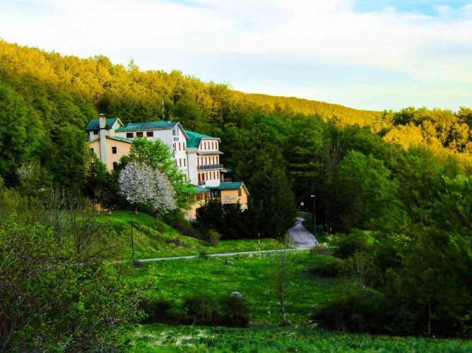 Apulia Hotel Europa Gran Sasso - Veduta aerea estiva della struttura 
