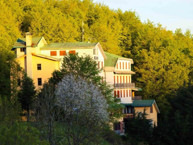 Apulia Hotel Europa Gran Sasso - Veduta dettagliata della struttura nel periodo estivo