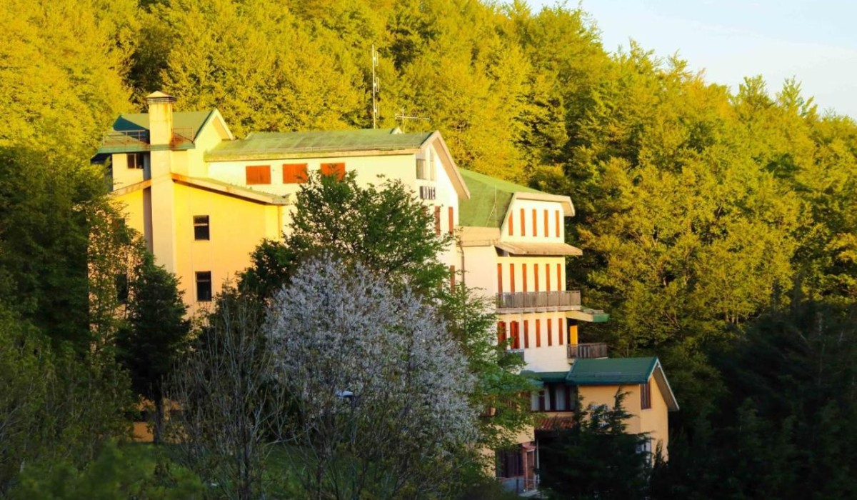 Apulia Hotel Europa Gran Sasso - Veduta dettagliata della struttura nel periodo estivo