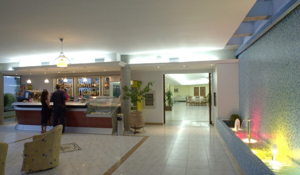 Apulia Residence Silvi Marina - Hall e Bar della struttura con vista panoramica sul mare