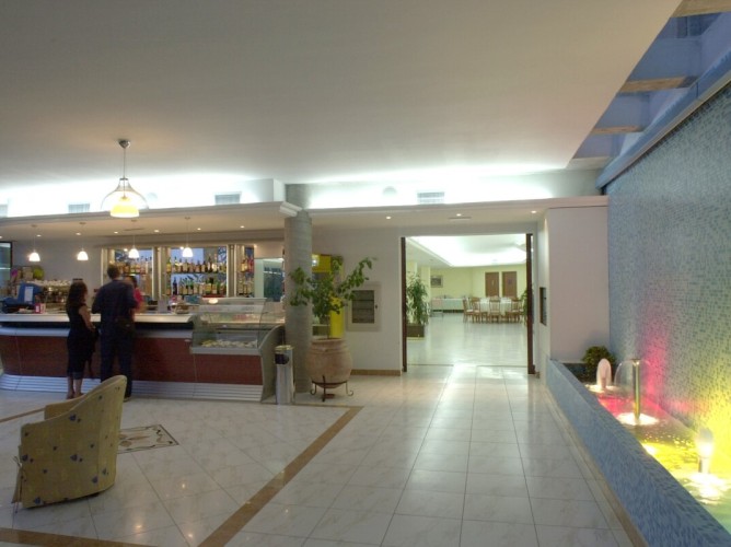 Apulia Residence Silvi Marina - Hall e Bar della struttura con vista panoramica sul mare