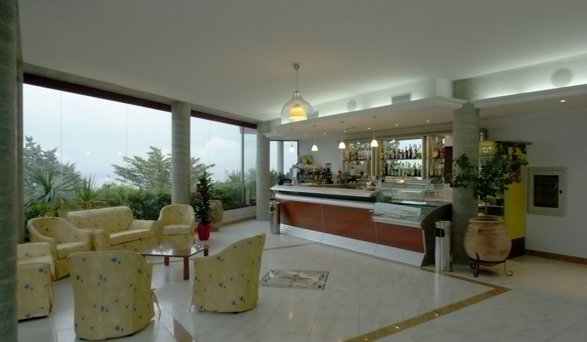 Apulia Residence Silvi Marina - Dettagli della Hall e del Bar della struttura con vista mare