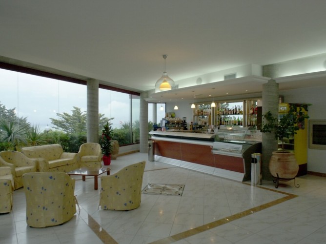 Apulia Hotel Europe Garden Residence - Dettagli della Hall e del Bar della struttura con vista mare