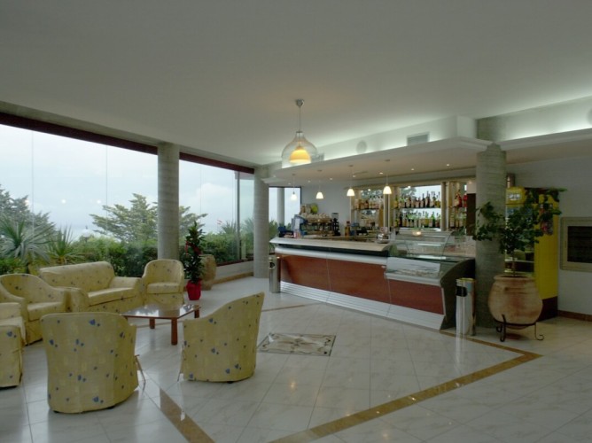 Apulia Residence Silvi Marina - Dettagli della Hall e del Bar della struttura con vista mare